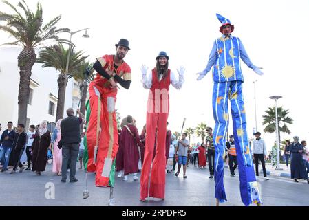 (190802) -- EL JADIDA (MAROCCO), 2 agosto 2019 (Xinhua) -- artisti su palafitte partecipano alla parata di apertura del Festival Jawhara 2019 a El Jadida, Marocco, il 2 agosto 2019. Jawhara Festival è un evento culturale annuale in Marocco, con la partecipazione di artisti e musicisti provenienti da diversi paesi. (Foto di Chadi/Xinhua) MOROCCO-EL JADIDA-JAWHARA FESTIVAL-PARADE PUBLICATIONxNOTxINxCHN Foto Stock