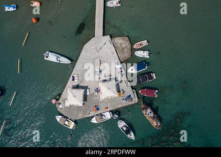 (190802) -- ATENE, 2 agosto 2019 -- foto scattata il 2 agosto 2019 mostra una vista aerea di Varkiza, una delle spiagge più grandi e popolari dell'Attica, ad Atene, in Grecia. Migliaia di persone si sono precipitate sulle spiagge venerdì per sfuggire all'ondata di caldo, con temperature che hanno superato i 40 gradi Celsius. (Foto di Lefteris Partsalis /Xinhua) GRECIA-ATENE-ONDE DI CALORE-SPIAGGIA LaixFutelisi¤pachalisi PUBLICATIONxNOTxINxCHN Foto Stock