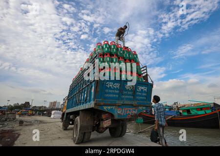 Chittagong, Bangladesh. 22 luglio 2023. Un lavoratore organizza bombole di gas GPL in un camion vicino a Fishery Ghat. Il settore delle bombole di gas GPL è stato boom Foto Stock