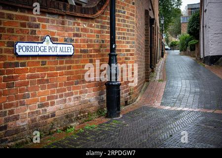 GUILDFORD, SURREY - 31 AGOSTO 2023: Porridge Pot Alley nel centro di Guildford Foto Stock