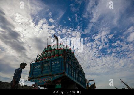 Chittagong, Bangladesh. 22 luglio 2023. Un lavoratore organizza bombole di gas GPL in un camion vicino a Fishery Ghat. Il settore delle bombole di gas GPL è stato boom Foto Stock