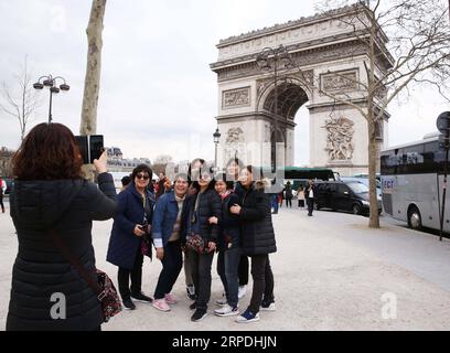 (190805) -- PECHINO, 5 agosto 2019 -- Un gruppo di turisti cinesi posa per una foto all'Arc de Triomphe a Parigi, in Francia, 20 marzo 2019. I turisti cinesi hanno fatto 149 milioni di viaggi all'estero nel 2018, con una spesa totale di 130 miliardi di dollari, secondo un rapporto pubblicato dalla China Tourism Academy. I dati hanno segnato un aumento annuale rispettivamente del 14,7% e del 13%. Secondo l'Organizzazione Mondiale del Turismo delle Nazioni Unite, il numero di viaggiatori globali supererà i 1,8 miliardi entro il 2030. La Cina è considerata il mercato turistico in più rapida crescita del mondo e p Foto Stock