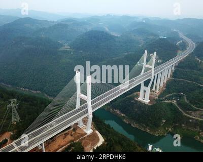 (190805) -- PECHINO, 5 agosto 2019 -- foto aerea scattata il 6 ottobre 2018 mostra il ponte sul fiume Nanmudu Wujiang della superstrada Lanzhou-Haikou nella provincia di Guizhou nella Cina sud-occidentale. Guizhou, una provincia senza sbocco sul mare nel sud-ovest della Cina, vanta vaste aree montuose e colline, che rappresentano il 92,5% del totale della provincia. Come zona pilota della civiltà ecologica nazionale, Guizhou si è impegnata negli ultimi anni a svilupparsi in una destinazione turistica del turismo di montagna conosciuta in tutto il mondo. Lo sviluppo verde è diventato una carta di nome per Guizhou, che può essere uomo Foto Stock