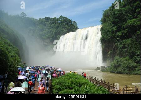 (190805) -- PECHINO, 5 agosto 2019 -- i turisti visitano la cascata di Huangguoshu nella città di Anshun, nella provincia di Guizhou nella Cina sud-occidentale, 5 giugno 2018. Guizhou, una provincia senza sbocco sul mare nel sud-ovest della Cina, vanta vaste aree montuose e colline, che rappresentano il 92,5% del totale della provincia. Come zona pilota della civiltà ecologica nazionale, Guizhou si è impegnata negli ultimi anni a svilupparsi in una destinazione turistica del turismo di montagna conosciuta in tutto il mondo. Lo sviluppo verde è diventato una carta del nome per Guizhou, che può manifestarsi in quanto la provincia ha finito Foto Stock