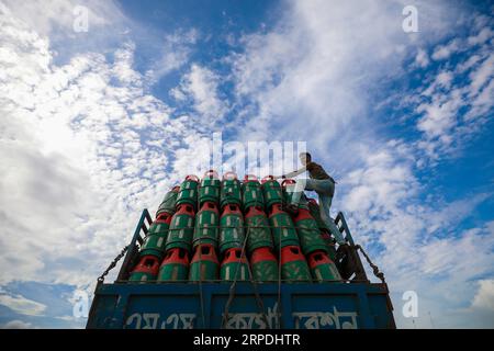 Chittagong, Bangladesh. 22 luglio 2023. Un lavoratore organizza bombole di gas GPL in un camion vicino a Fishery Ghat. Il settore delle bombole di gas GPL è stato boom Foto Stock