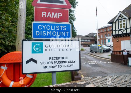 GUILDFORD, SURREY - 31 AGOSTO 2023: Guildford Borough Council at Millmead House - edificio del governo locale del Surrey Foto Stock