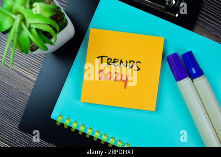Concept of Trends 2024 scrivere su appunti isolati su un tavolo di legno. Foto Stock