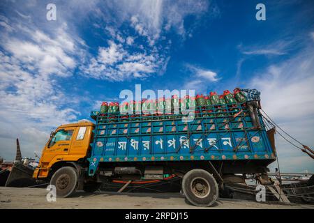 Chittagong, Bangladesh. 22 luglio 2023. Un lavoratore organizza bombole di gas GPL in un camion vicino a Fishery Ghat. Il settore delle bombole di gas GPL è stato boom Foto Stock