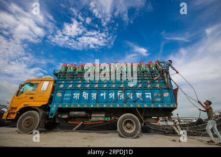 Chittagong, Bangladesh. 22 luglio 2023. Un lavoratore organizza bombole di gas GPL in un camion vicino a Fishery Ghat. Il settore delle bombole di gas GPL è stato boom Foto Stock