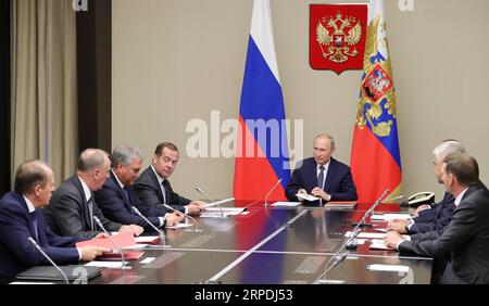 (190805) -- MOSCA, 5 agosto 2019 (Xinhua) -- il presidente russo Vladimir Putin presiede una riunione del Consiglio di sicurezza fuori Mosca, Russia, il 5 agosto 2019. La Russia avvierà lo sviluppo su vasta scala dei missili vietati dal crollo del Trattato INF (Intermediate-Range Nuclear Forces) se gli Stati Uniti cominciano a farlo, ha detto lunedì il presidente Vladimir Putin. (Sputnik/Handout via Xinhua) RUSSIA-MOSCA-PUTIN-INF TRATTATO-RIUNIONE PUBLICATIONxNOTxINxCHN Foto Stock