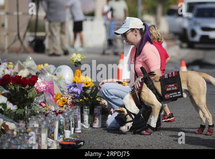 (190805) -- EL PASO, 5 agosto 2019 -- la gente memorizza le vittime vicino al centro Walmart dove le sparatorie di massa hanno avuto luogo a El Paso, Texas, Stati Uniti, 5 agosto 2019. Il bilancio delle vittime nelle sparatorie di massa del fine settimana a El Paso, stato americano del Texas, è salito a 22 dopo che due persone sono morte il lunedì mattina presto in un ospedale, ha detto la polizia di El Paso. ) U.S.-EL PASO-MASS SHOOTING-MORTE-AUMENTO WANGXYING PUBLICATIONXNOTXINXCHN Foto Stock