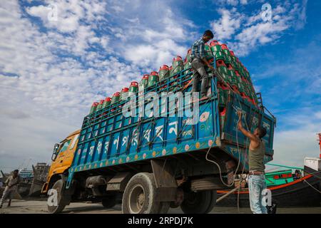 Chittagong, Bangladesh. 22 luglio 2023. Un lavoratore organizza bombole di gas GPL in un camion vicino a Fishery Ghat. Il settore delle bombole di gas GPL è stato boom Foto Stock