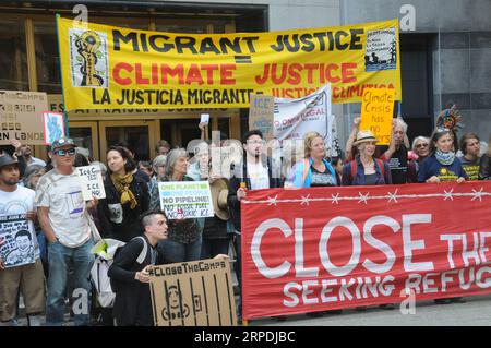 (190805) -- SAN FRANCISCO, 5 agosto 2019 -- le persone partecipano a una manifestazione davanti alla sede dell'Ufficio immigrazione e dogane degli Stati Uniti (ICE) nel centro di San Francisco, California, Stati Uniti, il 5 agosto 2019. Lunedì un gruppo di attivisti ambientali ha iniziato dimostrazioni di un mese contro la brutale politica del governo degli Stati Uniti contro gli immigrati e i richiedenti asilo. U.S.-SAN FRANCISCO-DEMONSTRATION-IMMIGRANTION POLICY YEXZAIQI PUBLICATIONXNOTXINXCHN Foto Stock