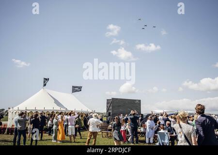 (190805) -- LONDRA, 5 agosto 2019 (Xinhua) -- la foto fornita da Goodwood mostra agli ospiti l'inizio ufficiale della spedizione Silver Spitfire - The Longest Flight a Goodwood, West Sussex, Gran Bretagna, il 5 agosto 2019. Due piloti britannici partirono lunedì per una missione pionieristica per circumnavigare il globo a bordo di un originale velivolo da caccia della seconda guerra mondiale. (Foto di Remy Steiner/Getty Images for IWC/Handout via Xinhua) BRITAIN-GOODWOOD-WWII FIGHTER AIRCRAFT-TRIP AROUND WORLD PUBLICATIONxNOTxINxCHN Foto Stock