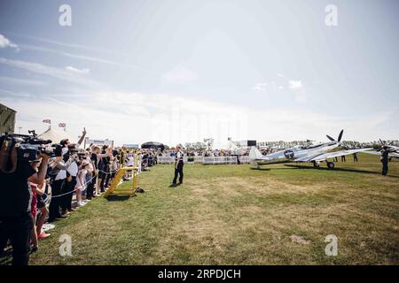 (190805) -- LONDRA, 5 agosto 2019 (Xinhua) -- la foto fornita da Goodwood mostra l'inizio ufficiale della spedizione Silver Spitfire - The Longest Flight a Goodwood, West Sussex, Gran Bretagna, il 5 agosto 2019. Due piloti britannici partirono lunedì per una missione pionieristica per circumnavigare il globo a bordo di un originale velivolo da caccia della seconda guerra mondiale. (Foto di Remy Steiner/Getty Images for IWC/Handout via Xinhua) BRITAIN-GOODWOOD-WWII FIGHTER AIRCRAFT-TRIP AROUND WORLD PUBLICATIONxNOTxINxCHN Foto Stock