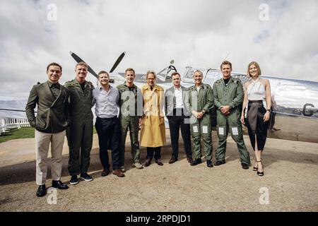 (190805) -- LONDRA, 5 agosto 2019 (Xinhua) -- foto fornita da Goodwood mostra piloti e ospiti che partecipano alla celebrazione dell'inizio ufficiale della spedizione Silver Spitfire - The Longest Flight a Goodwood, West Sussex, Gran Bretagna, il 5 agosto 2019. Due piloti britannici partirono lunedì per una missione pionieristica per circumnavigare il globo a bordo di un originale velivolo da caccia della seconda guerra mondiale. (Foto di Remy Steiner/Getty Images for IWC/Handout via Xinhua) BRITAIN-GOODWOOD-WWII FIGHTER AIRCRAFT-TRIP AROUND WORLD PUBLICATIONxNOTxINxCHN Foto Stock