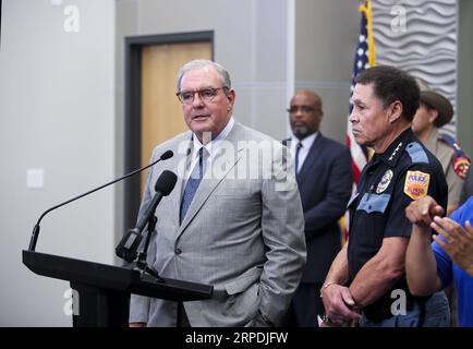 (190806) -- El PASO, 6 agosto 2019 -- il sindaco di El Paso Dee Margo parla durante una conferenza stampa a El Paso, Texas, Stati Uniti, 5 agosto 2019. Il dipartimento di polizia di El Paso, stato americano del Texas, ha confermato lunedì pomeriggio che un tedesco e sette cittadini messicani erano tra i morti nella sparatoria di Walmart del fine settimana. Il capo della polizia di El Paso Greg Allen ha detto in una conferenza stampa tenutasi qui lunedì pomeriggio che 13 cittadini statunitensi erano tra i defunti e che l'identificazione di un altro defunto doveva essere confermata. ) U.S.-EL PASO-MASS SHOOTING-CONFERENZA STAMPA WANGXYING PUBLICATIONXNOTXINXCHN Foto Stock