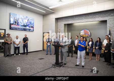 (190806) -- El PASO, 6 agosto 2019 -- il sindaco di El Paso Dee Margo parla durante una conferenza stampa a El Paso, Texas, Stati Uniti, 5 agosto 2019. Il dipartimento di polizia di El Paso, stato americano del Texas, ha confermato lunedì pomeriggio che un tedesco e sette cittadini messicani erano tra i morti nella sparatoria di Walmart del fine settimana. Il capo della polizia di El Paso Greg Allen ha detto in una conferenza stampa tenutasi qui lunedì pomeriggio che 13 cittadini statunitensi erano tra i defunti e che l'identificazione di un altro defunto doveva essere confermata. ) U.S.-EL PASO-MASS SHOOTING-CONFERENZA STAMPA WANGXYING PUBLICATIONXNOTXINXCHN Foto Stock