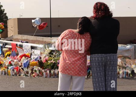 (190806) -- EL PASO, 6 agosto 2019 -- le persone piangono le vittime vicino al centro Walmart, dove le sparatorie di massa hanno avuto luogo a El Paso, Texas, Stati Uniti, 5 agosto 2019. Il dipartimento di polizia di El Paso, stato americano del Texas, ha confermato lunedì pomeriggio che un tedesco e sette cittadini messicani erano tra i morti nella sparatoria di Walmart del fine settimana. Il capo della polizia di El Paso Greg Allen ha detto in una conferenza stampa tenutasi qui lunedì pomeriggio che 13 cittadini statunitensi erano tra i defunti e che l'identificazione di un altro defunto doveva essere confermata. ) U.S.-EL PASO-MASS SHOOTING-VICTIMS-IDENTITIES LIUXLIWEI PU Foto Stock