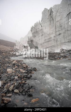 (190806) -- NGARI, 6 agosto 2019 -- foto scattata il 4 agosto 2019 mostra un fiume formato da un ghiacciaio fuso nella contea di Rutog della prefettura di Ngari, nella regione autonoma del Tibet della Cina sud-occidentale. Jigme Dorje) CHINA-TIBET-GLACIER-SCENERY(CN) JinxMeiduoji PUBLICATIONxNOTxINxCHN Foto Stock