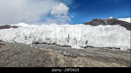 (190806) -- NGARI, 6 agosto 2019 -- foto aerea scattata il 4 agosto 2019 mostra lo scenario di una parte di un ghiacciaio nella contea di Rutog della prefettura di Ngari, nella regione autonoma Tibet del sud-ovest della Cina. Jigme Dorje) CHINA-TIBET-GLACIER-SCENERY(CN) JinxMeiduoji PUBLICATIONxNOTxINxCHN Foto Stock