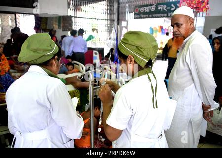 (190806) -- DACCA, 6 agosto 2019 (Xinhua) -- gli infermieri trattano pazienti infettati da dengue in un ospedale a Dacca, Bangladesh, il 6 agosto 2019. Il governo bengalese ha confermato altri cinque morti per febbre dengue, portando il numero totale di morti nel paese da gennaio a 23, la direzione generale dei servizi sanitari ha riferito martedì. (Str/Xinhua) BANGLADESH-DACCA-DENGUE PUBLICATIONxNOTxINxCHN Foto Stock