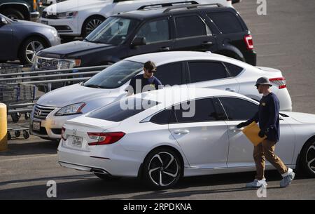 (190807) -- EL PASO, 7 agosto 2019 -- gli agenti dell'FBI spostano auto per i proprietari al centro Walmart dove si è svolta la sparatoria di sabato, a El Paso, Texas, Stati Uniti, 6 agosto, 2019. i proprietari di auto che parcheggiavano le auto nel parcheggio del Walmart hanno iniziato a riprenderle con l'assistenza degli investigatori martedì.) U.S.-TEXAS-MASS SHOOTING-AFTERMATH WangxYing PUBLICATIONxNOTxINxCHN Foto Stock