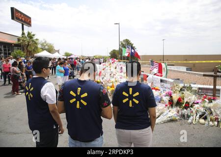 (190807) -- EL PASO, 7 agosto 2019 -- le persone piangono per le vittime vicino al centro Walmart dove si è svolta la sparatoria di sabato, a El Paso, Texas, Stati Uniti, 6 agosto, 2019. ) U.S.-TEXAS-MASS SHOOTING-AFTERMATH WangxYing PUBLICATIONxNOTxINxCHN Foto Stock