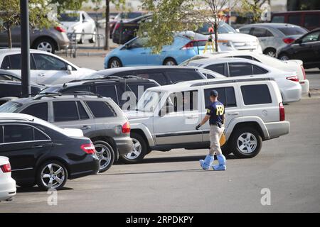 (190807) -- EL PASO, 7 agosto 2019 -- gli agenti dell'FBI spostano auto per i proprietari al centro Walmart dove si è svolta la sparatoria di sabato, a El Paso, Texas, Stati Uniti, 6 agosto, 2019. i proprietari di auto che parcheggiavano le auto nel parcheggio del Walmart hanno iniziato a riprenderle con l'assistenza degli investigatori martedì.) U.S.-TEXAS-MASS SHOOTING-AFTERMATH WangxYing PUBLICATIONxNOTxINxCHN Foto Stock