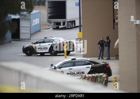 (190807) -- EL PASO, 7 agosto 2019 -- la polizia sta di guardia al centro Walmart dove si è svolta la sparatoria di sabato, a El Paso, Texas, Stati Uniti, 6 agosto, 2019. ) U.S.-TEXAS-MASS SHOOTING-AFTERMATH WangxYing PUBLICATIONxNOTxINxCHN Foto Stock