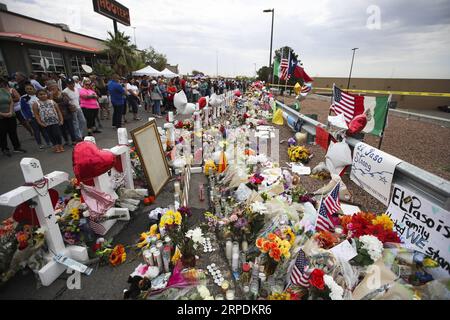 (190807) -- EL PASO, 7 agosto 2019 -- le persone piangono per le vittime vicino al centro Walmart dove si è svolta la sparatoria di sabato, a El Paso, Texas, Stati Uniti, 6 agosto, 2019. ) U.S.-TEXAS-MASS SHOOTING-AFTERMATH WangxYing PUBLICATIONxNOTxINxCHN Foto Stock