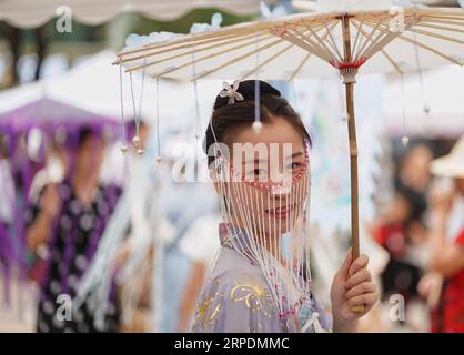 (190808) -- PECHINO, 8 agosto 2019 -- Una ragazza che indossa abiti tradizionali cinesi tiene un ombrello di carta a Kunming, nella provincia dello Yunnan della Cina sud-occidentale, 7 agosto 2019. ) XINHUA FOTO DEL GIORNO QinxQing PUBLICATIONxNOTxINxCHN Foto Stock