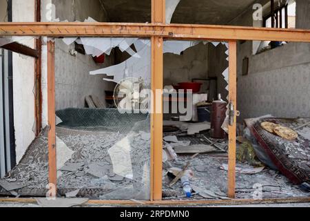 (190808) -- PECHINO, 8 agosto 2019 -- foto scattata il 7 agosto 2019 mostra un negozio danneggiato in un'esplosione a Kabul, capitale dell'Afghanistan. Almeno 95 persone sono rimaste ferite dopo una massiccia esplosione di un'autobomba che ha attraversato un quartiere affollato nella parte occidentale della capitale afghana Kabul mercoledì, ha detto un funzionario). XINHUA FOTO DEL GIORNO RahmatullahxAlizadah PUBLICATIONxNOTxINxCHN Foto Stock