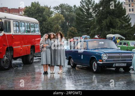 (190808) -- PECHINO, 8 agosto 2019 -- le attrici prendono parte a uno spettacolo di strada nel centro di Mosca, in Russia, il 7 agosto 2019. Probka mira , uno spettacolo di strada raffigurante un ingorgo stradale, si è svolto mercoledì nel parco Muzeon nel centro di Mosca. Circa 200 attori presero parte alla rappresentazione. (Foto di /Xinhua) XINHUA FOTO DEL GIORNO MaximxChernavsky PUBLICATIONxNOTxINxCHN Foto Stock