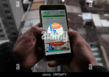 (190808) -- PECHINO, 8 agosto 2019 -- Un utente prova app Didi Chuxing nella capitale cilena Santiago, 6 agosto 2019. L'app globale cinese Didi Chuxing ha lanciato le operazioni a Santiago martedì. ) XINHUA FOTO DEL GIORNO JorgexVillegas PUBLICATIONxNOTxINxCHN Foto Stock