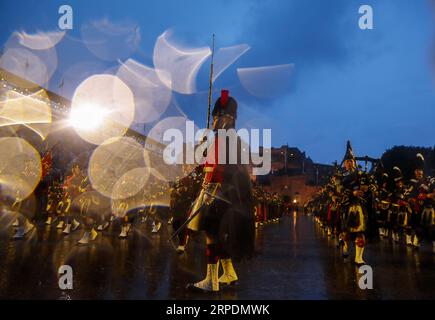 (190808) -- PECHINO, 8 agosto 2019 -- artisti militari sono sul palco di fronte al Castello di Edimburgo durante il Royal Edinburgh Military Tattoo 2019 a Edimburgo, Scozia, Gran Bretagna, 6 agosto 2019. ) XINHUA FOTO DEL GIORNO HanxYan PUBLICATIONxNOTxINxCHN Foto Stock