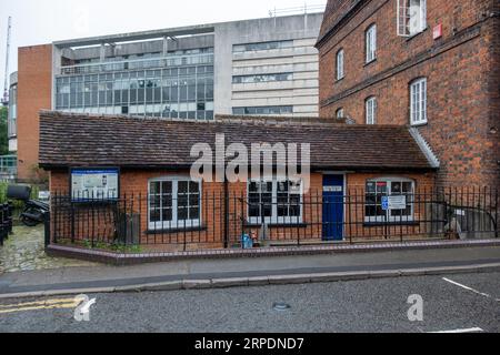 GUILDFORD, SURREY - 31 AGOSTO 2023: Toll House Hydro Project nel centro di Guildford Foto Stock