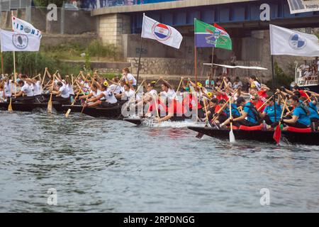 (190809) -- METKOVIC, 9 agosto 2019 -- le donne partecipano alla tradizionale maratona di piccole imbarcazioni femminile sul fiume Neretva vicino a Metkovic, Croazia, 8 agosto 2019. (/Pixsell via Xinhua) (SP)CROAZIA-METKOVIC-WOMEN-SMALL BOAT MARATHON GrgoxJelavic PUBLICATIONxNOTxINxCHN Foto Stock