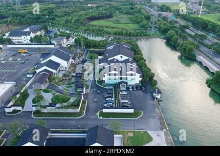 (190809) -- SUZHOU, 9 agosto 2019 -- foto aerea scattata l'8 agosto 2019 mostra una vista dell'area di servizio di Yangchenghu lungo la Shanghai-Nanjing Expressway nel comune di Weiting di Suzhou, nella provincia di Jiangsu della Cina orientale. L'area di servizio di Yangchenghu è stata messa in uso nel maggio del 2019 dopo l'ammodernamento e la ricostruzione. Il suo caratteristico design degli interni e l'ambiente accogliente rendono qui un popolare luogo di riposo per i viaggiatori. CHINA-JIANGSU-SUZHOU-YANGCHENGHU SERVICE AREA (CN) JIXCHUNPENG PUBLICATIONXNOTXINXCHN Foto Stock