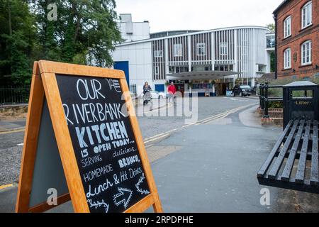 GUILDFORD, SURREY - 31 AGOSTO 2023: Teatro Yvonne Arnaud nel centro di Guildford Foto Stock