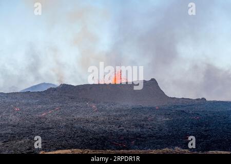 Vista ravvicinata del cono di spruzzo della fessura vicino al colle Litli-Hrútur durante l'eruzione del 2023 vicino alla montagna Fagradalsfjall, vulcano islandese Foto Stock