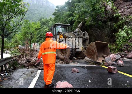 (190810) -- TAIZHOU, 10 agosto 2019 -- i manutentori stradali sgomberano la strada dopo una frana nella Bulu Township, Xianju County, East China S Zhejiang Province, 10 agosto 2019. Il tifone Lekima, il nono dell'anno, sbarcò sabato a Wenling City. I lavori di salvataggio e pulizia sono stati effettuati in tutte le parti della provincia di Zhejiang. (Foto di /Xinhua) CHINA-ZHEJIANG-TYPHOON LEKIMA (CN) WangxHuabin PUBLICATIONxNOTxINxCHN Foto Stock