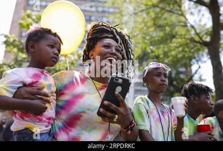 (190811) -- CHICAGO, 11 agosto 2019 (Xinhua) -- le persone partecipano all'annuale Bud Billiken Parade a Chicago, negli Stati Uniti, il 10 agosto 2019. Sabato è iniziata la 90a Parata annuale del Bud Billiken, che è stata una celebrazione di ritorno a scuola e una vetrina per i giovani talentuosi della città. (Foto di Joel Lerner/Xinhua) U.S.-CHICAGO-BUD BILLIKEN PARADE PUBLICATIONxNOTxINxCHN Foto Stock
