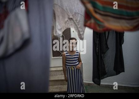 (190811) -- TRIPOLI, 11 agosto 2019 -- Una ragazza sfollata è vista in un dispensario abbandonato a Tripoli, Libia, il 10 agosto 2019. Secondo la Commissione superiore delle Nazioni Unite per i rifugiati (UNHCR), il conflitto armato nella capitale libica Tripoli ha sfollato più di 105.000 persone da aprile. (Foto di /Xinhua) (RITRATTI)LIBIA-TRIPOLI-BAMBINI SFOLLATI AmruxSalahuddien PUBLICATIONxNOTxINxCHN Foto Stock