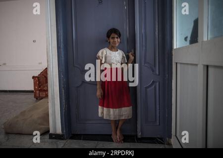 (190811) -- TRIPOLI, 11 agosto 2019 -- Una ragazza sfollata è vista in un dispensario abbandonato a Tripoli, Libia, il 10 agosto 2019. Secondo la Commissione superiore delle Nazioni Unite per i rifugiati (UNHCR), il conflitto armato nella capitale libica Tripoli ha sfollato più di 105.000 persone da aprile. (Foto di /Xinhua) (RITRATTI)LIBIA-TRIPOLI-BAMBINI SFOLLATI AmruxSalahuddien PUBLICATIONxNOTxINxCHN Foto Stock