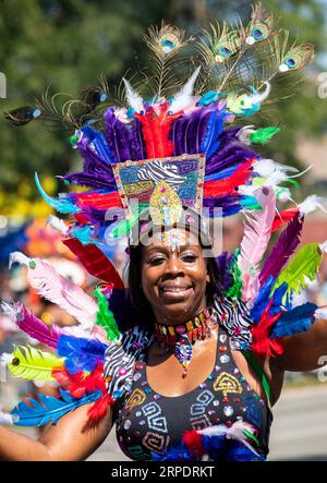 (190811) -- CHICAGO, 11 agosto 2019 (Xinhua) -- Una donna partecipa all'annuale Bud Billiken Parade a Chicago, negli Stati Uniti, il 10 agosto 2019. Sabato è iniziata la 90a Parata annuale del Bud Billiken, che è stata una celebrazione di ritorno a scuola e una vetrina per i giovani talentuosi della città. (Foto di Joel Lerner/Xinhua) U.S.-CHICAGO-BUD BILLIKEN PARADE PUBLICATIONxNOTxINxCHN Foto Stock