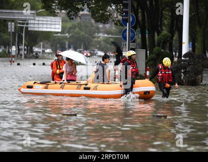 (190811) -- PECHINO, 11 agosto 2019 -- i soccorritori trasferiscono le persone bloccate dalle inondazioni a Wenling, nella provincia di Zhejiang nella Cina orientale, 10 agosto 2019. (Foto di /Xinhua) Xinhua titoli: La Cina combatte il potente tifone Lekima WuxPengfei PUBLICATIONxNOTxINxCHN Foto Stock