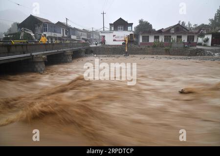 (190811) -- QINGZHOU, 11 agosto 2019 -- la foto scattata con la velocità dell'otturatore lenta mostra la via fluviale allagata al villaggio di Wangfen Township a Qingzhou, nella provincia dello Shandong della Cina orientale, 11 agosto 2019. Il super tifone Lekima dovrebbe fare un secondo atterraggio lungo la costa a Shandong tarda domenica, con forti venti e pesanti rovesci, ha avvertito il Centro meteorologico Nazionale. ) CHINA-SHANDONG-TYPHOON-LEKIMA (CN) GuoxXulei PUBLICATIONxNOTxINxCHN Foto Stock