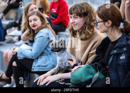 (190811) -- MOSCA, 11 agosto 2019 (Xinhua) -- Un cane che indossa un maglione è visto al Doggie Party a Mosca, in Russia, l'11 agosto 2019. Il Doggy Party, una competizione per cani, si è svolto domenica a Mosca. (Foto di Maxim Chernavsky/Xinhua) RUSSIA-MOSCA-DOG-PARTY PUBLICATIONxNOTxINxCHN Foto Stock