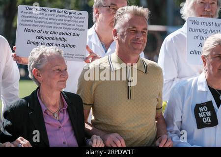 Parliament Square, Londra, Regno Unito. 4 settembre 2023. Attivisti tra cui TV Celebrity e Wildlife Presenter, Chris Packham e Jenny Jones, Baronessa Jones di Moulsecoomb si riuniscono presso le camere del Parlamento come il ritorno del deputato dopo la pausa estiva per protestare contro il governo che rilascia nuove licenze per progetti di petrolio e gas. Credit Mark Lear / Alamy Live News Foto Stock